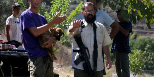 مستوطنون يعتدون على مسن ونجله جنوب غرب بيت لحم