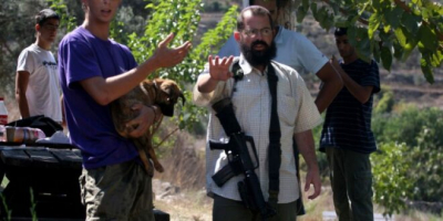 مستوطنون يعتدون على مسن ونجله جنوب غرب بيت لحم