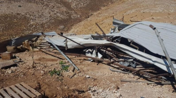 الاحتلال يجبر مواطناً على هدم حظيرة مواشي شرق بيت لحم