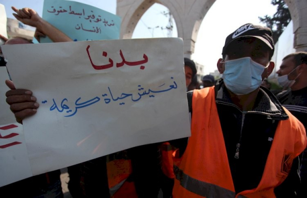 "نتسول أموالنا".. موظفو بلدية غزة يطالبون بصرف رواتبهم