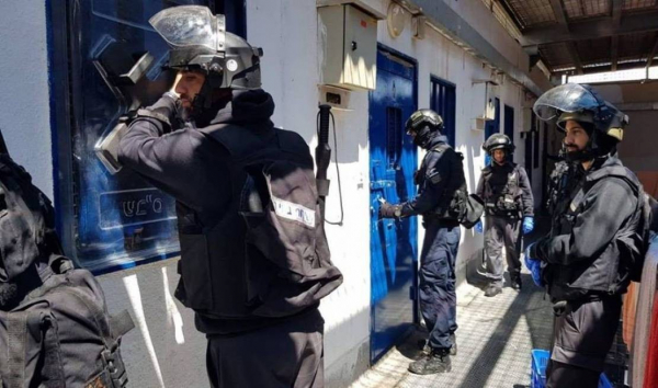 قوات القمع الصهيونية تقتحم سجن "عسقلان" وتفتّش غرف الأسرى